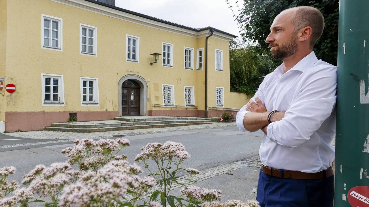 Stadtchef von Neumarkt am Wallersee, David Egger-Kranzinger, vor dem ehemaligen Bezirksgericht. Für den Kauf fehlt der Stadtgemeinde das nötige Geld.  