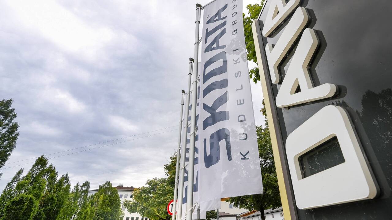 Die Mitarbeiterinnen und Mitarbeiter wurden am Montagmorgen über den Verkauf des Unternehmens informiert. Die Mitarbeiterinnen und Mitarbeiter wurden am Montagmorgen über den Verkauf des Unternehmens informiert.