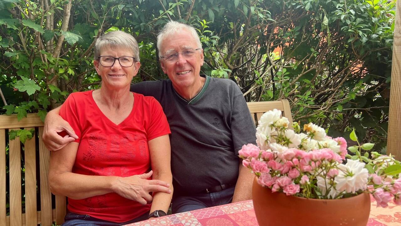 Der nunmehrige Pensionist Peter Sturm und „seine“ Martina in der Gartenlaube. Die beiden freuen sich über die neuen Freiräume – zum Beispiel für Reisen und andere schöne Hobbys.  