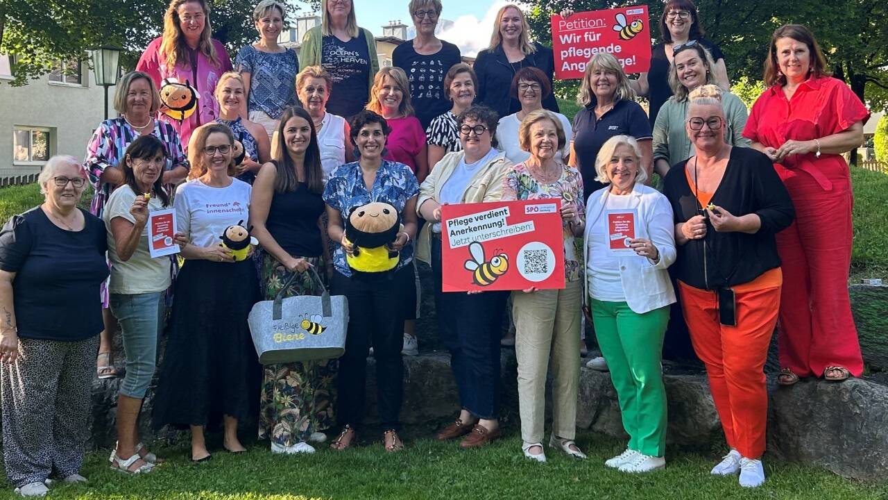 Die Landtagsabgeordnete Barbara Thöny (hinten, 5. v. l. ) mit engagierten Unterstützerinnen. Bis zum Wochenende haben sie über 1000 Unterschriften gesammelt – von Männern etwa gleich viel wie von Frauen.   