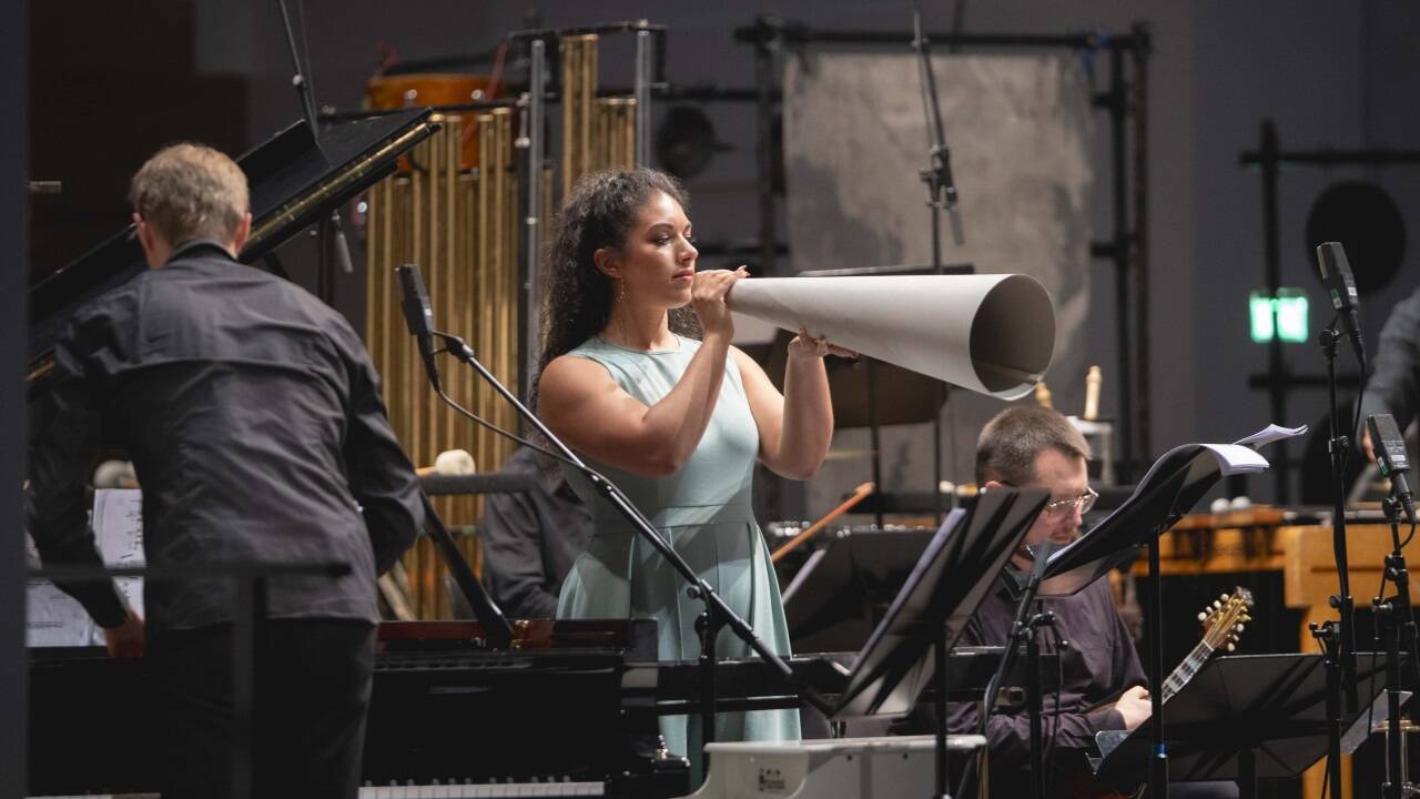 Flüsternde Geisterstimme: Sophia Burgos in der Salzburger Kollegienkirche. 