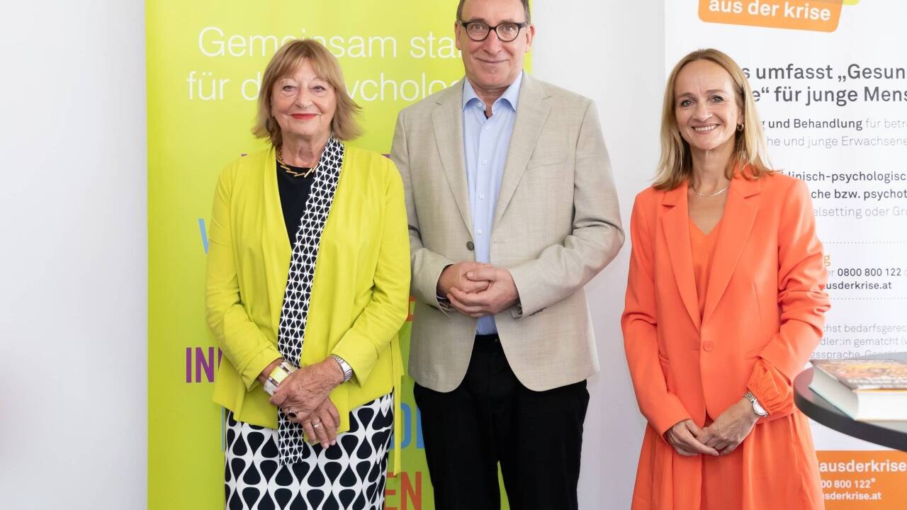 Alle drei wünschen sich einen Ausbau der psychologischen und psychotherapeutischen Versorgung in Österreich: Gesundheitsminister Johannes Rauch, Beate Wimmer-Puchinger (li.), Gesamtleitung „Gesund aus der Krise“ und Präsidentin des Berufsverbands Österreichischer PsychologInnen (BÖP) sowie Barbara Haid (re.), Prässidentin des österreichischen Bundesverbands für Psychotherapie (ÖBVP). 