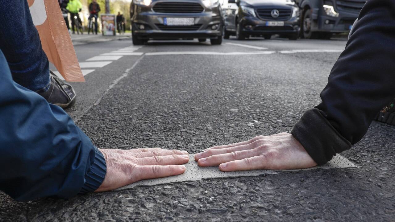 Bislang hatte sich die Letzte Generation stets auf die Straßen geklebt. Nun sollen auch wieder an Flughäfen Proteste stattfinden. Bislang hatte sich die Letzte Generation stets auf die Straßen geklebt. Nun sollen auch wieder an Flughäfen Proteste stattfinden.