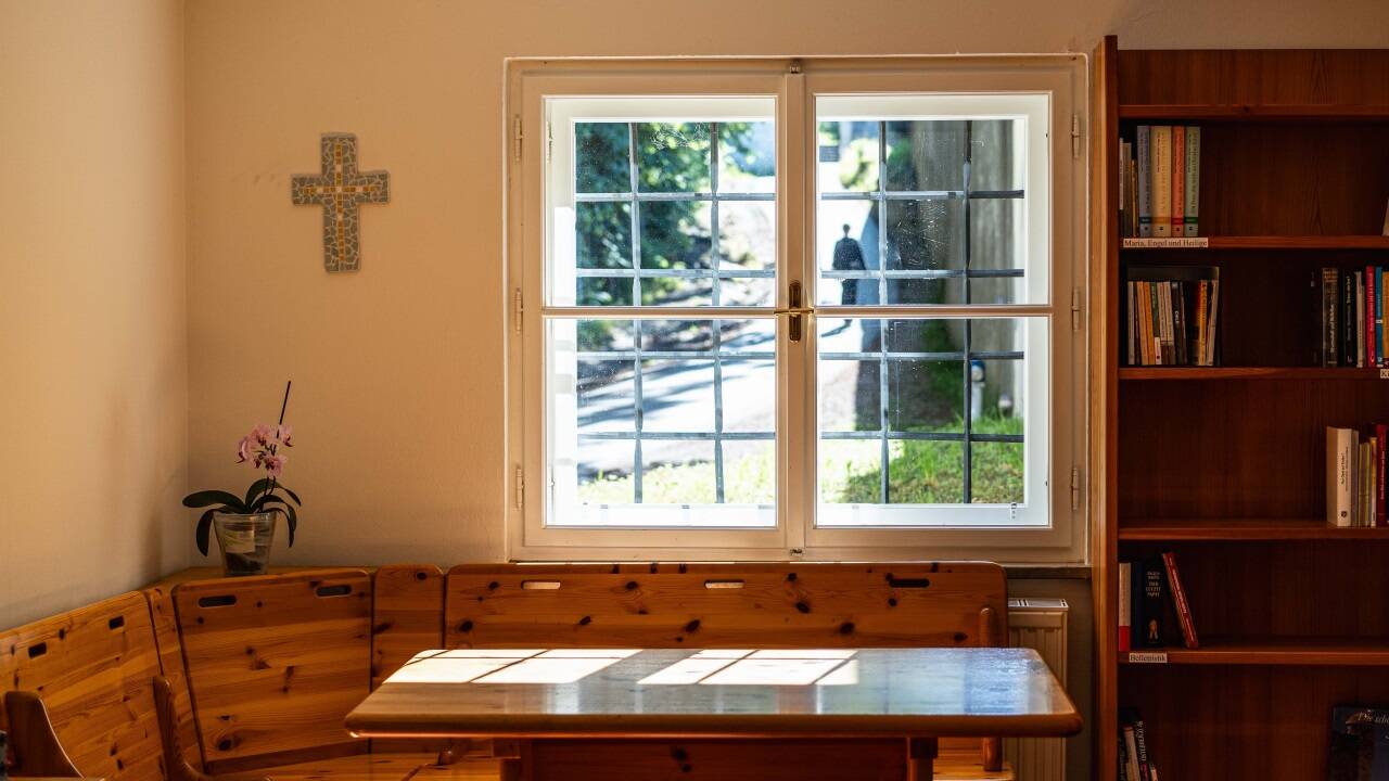 Die Zimmer zum Lernen und Konzentrieren sind mit WLAN und einem eigenen Badezimmer ausgestattet. 