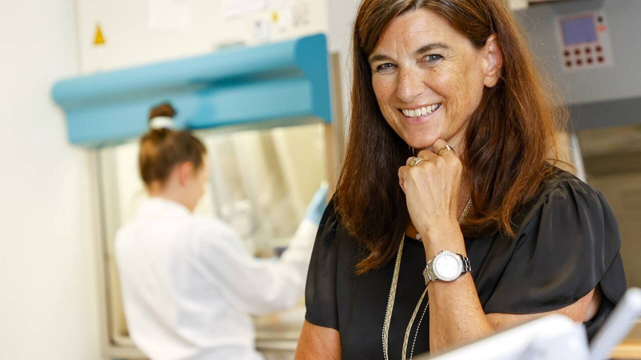 Immunologin Jutta Horejs-Höck im Labor der Universität Salzburg.  