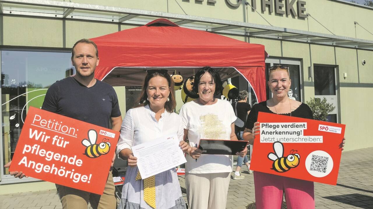 LAbg. Barbara Thöny (rechts) sammelte in Bürmoos mit ihren Parteifreunden GV Michaela Heberling, Bürgermeisterin Cornelia Ecker und 2. Vizebgm. Marvin Kropp (v. r.) Unterschriften für die Pflegepetition der SPÖ. 