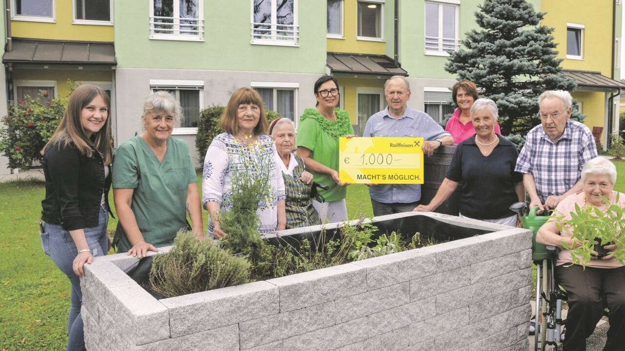 Das neue Hochbeet machte eine Spende des Seniorenbundes Schleedorf möglich, v. r.: Bewohnerin Elfriede Langwieder, Bewohner Georg Strasser, Theresia Thaler (Seniorenbund Schleedorf), Seniorenheimmitarbeiterin Andrea Klampfer, Schleedorfs Seniorenbundobmann Hans Neumayr, Heimleiterin Elisabeth Wuppinger, die Bewohnerinnen Traudi Huber-Rieder und Maria Bichl, Kräuterexpertin und Heimhilfe Monika Endfellner und Schleedorfs Bürgermeisterin Martina Berger. 