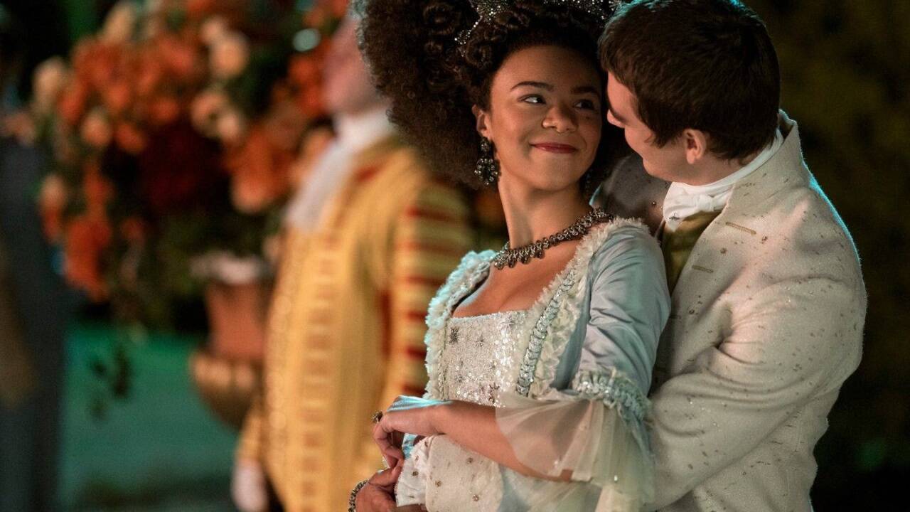 Ein Bild aus einer früheren „Bridgerton“-Staffel: India Amarteifio als junge Königin Charlotte, Corey Mylchreest als junger König George in Folge 106 von Queen Charlotte: A Bridgerton Story.<br /> 