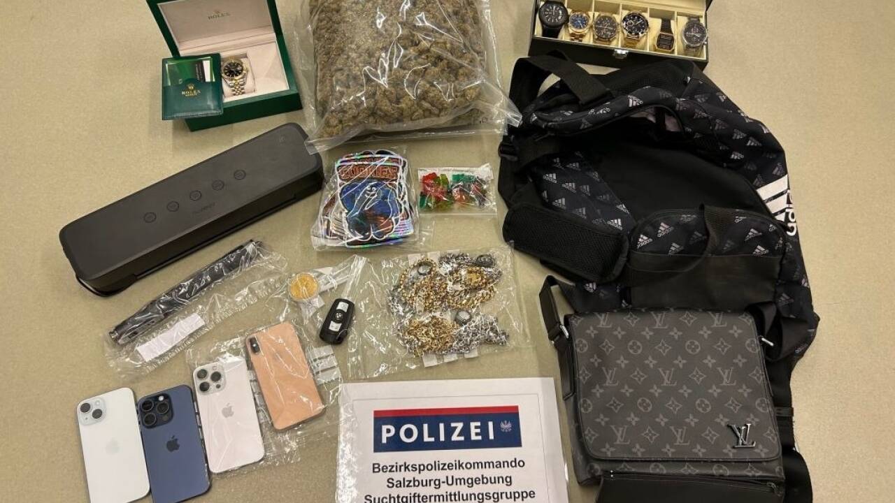 Sichergestellte Drogen und andere Gegenstände. 