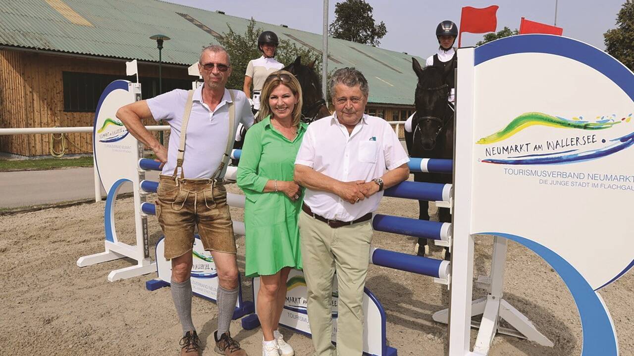 Obfrau Prisca Engelkes mit Fritz Höflmaier (l.) und Toni Greischberger, dem Obmann des Tourismusverbandes Neumarkt, auf der Reitanlage in Sighartstein. 