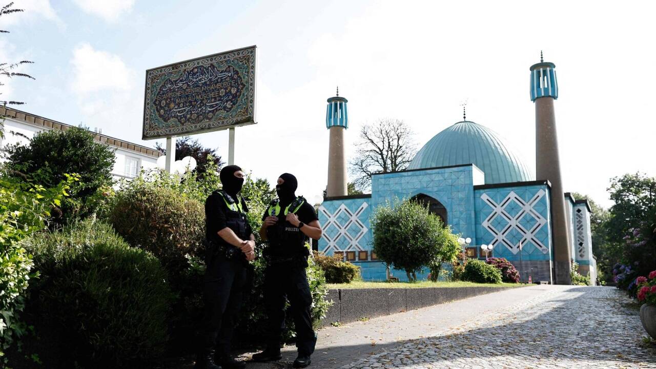 Am Mittwoch in der Früh kam es zu Razzien in der Blauen Moschee in Hamburg und sämtlichen Gebäuden des Islamischen Zentrums Hamburg (IZH) und seiner Teilorganisationen in acht deutschen Bundesländern. Das IZH wurde verboten.   Am Mittwoch in der Früh kam es zu Razzien in der Blauen Moschee in Hamburg und sämtlichen Gebäuden des Islamischen Zentrums Hamburg (IZH) und seiner Teilorganisationen in acht deutschen Bundesländern. Das IZH wurde verboten.