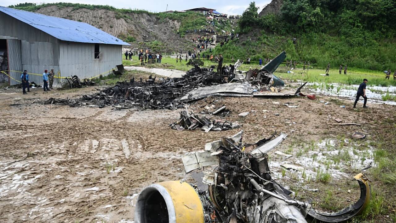 Maschine der Saurya Airlines mit 19 Menschen an Bord 