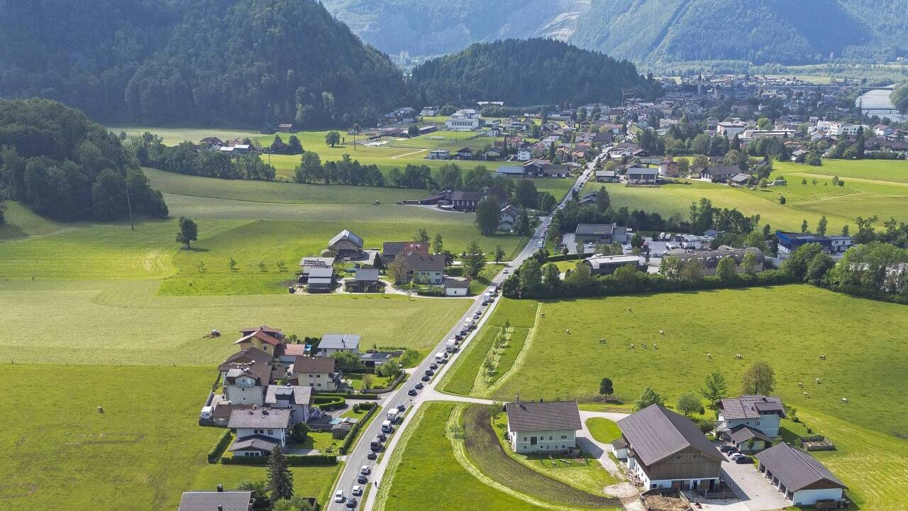 Kilometerlanger Ausweichverkehr von Kuchl Richtung Golling und kein Ende in Sicht: Bilder wie diese wird es bis Juni 2025 noch öfter geben. Kilometerlanger Ausweichverkehr von Kuchl Richtung Golling und kein Ende in Sicht: Bilder wie diese wird es bis Juni 2025 noch öfter geben.