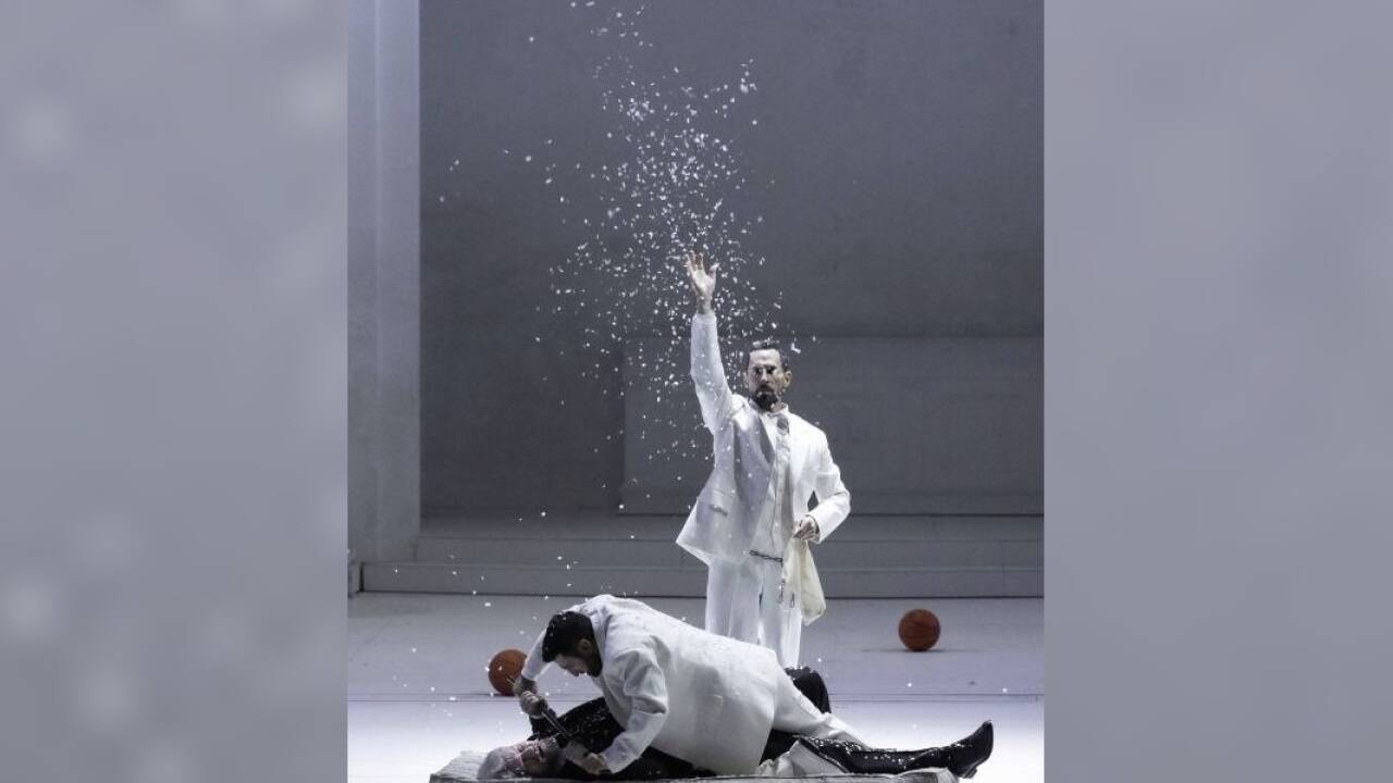 Dmitry Ulyanov als Komtur, Davide Luciano als Don Giovanni, Kyle Ketelsen als Leporello.  Dmitry Ulyanov als Komtur, Davide Luciano als Don Giovanni, Kyle Ketelsen als Leporello.