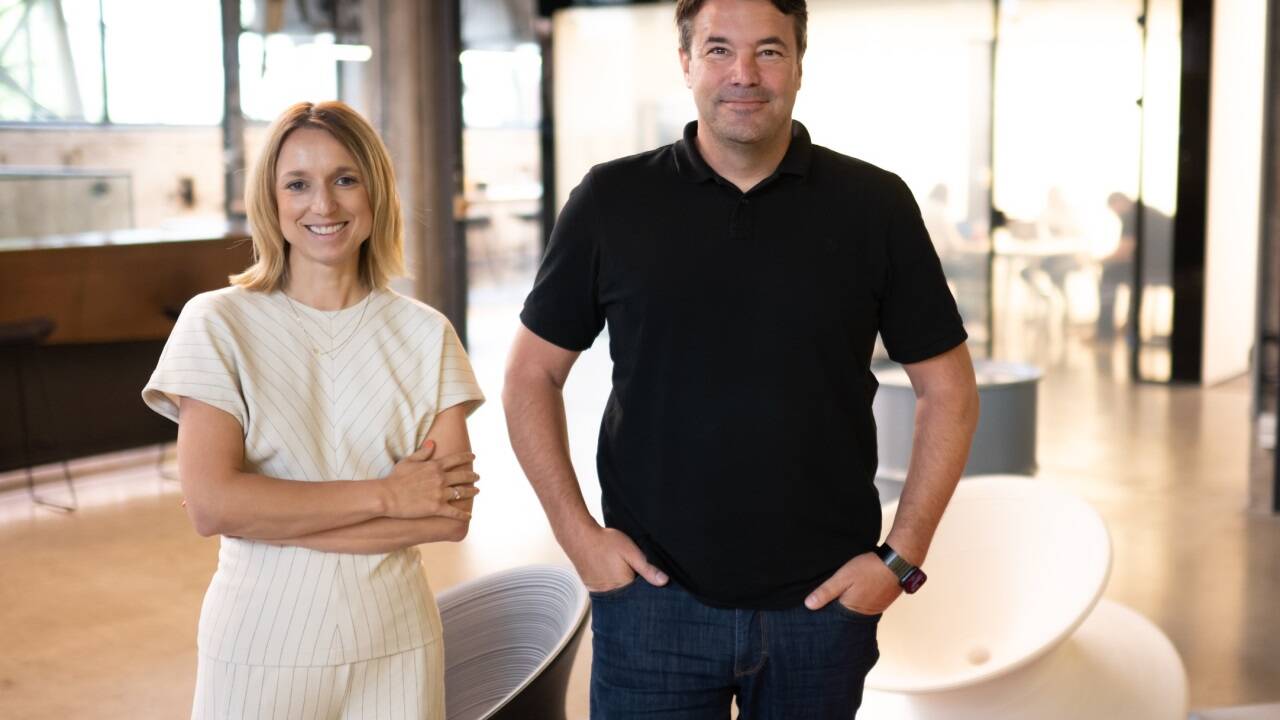 Ines Eschbacher und Roland Dessovic in der Agentur am Salzburger Gusswerkareal.  