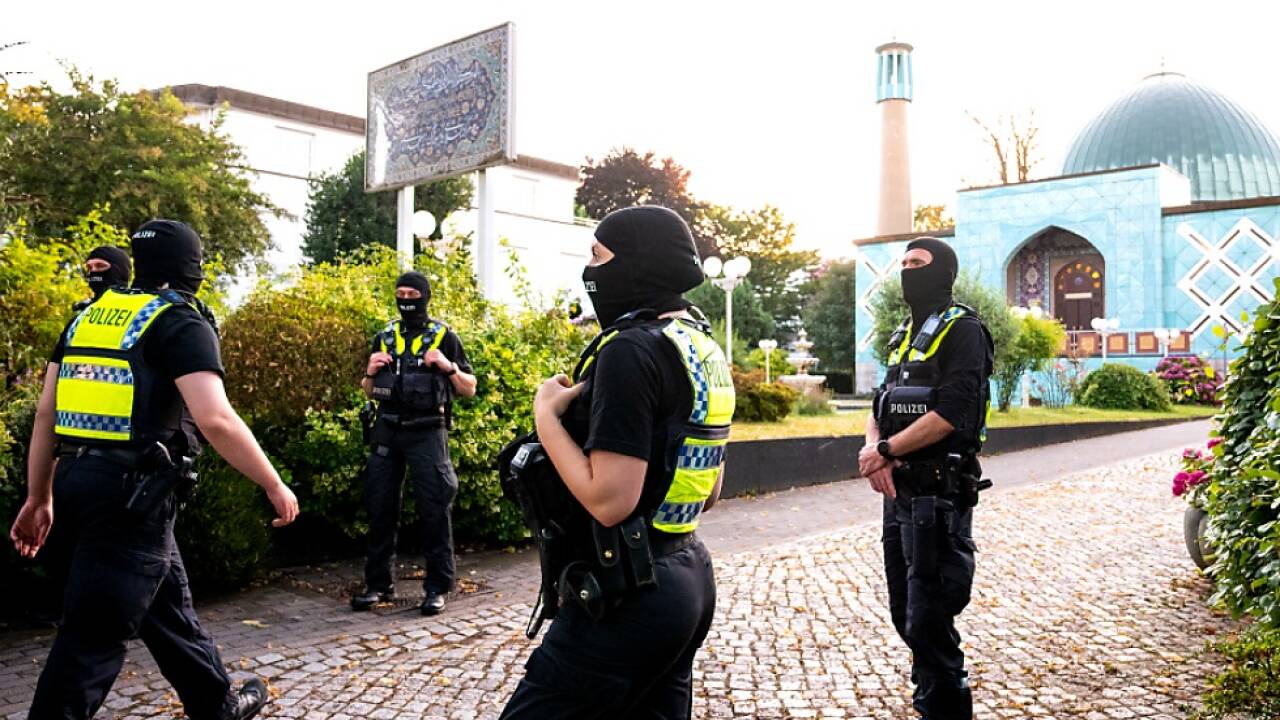 Die deutsche Polizei führte mehrere Razzien durch  Die deutsche Polizei führte mehrere Razzien durch