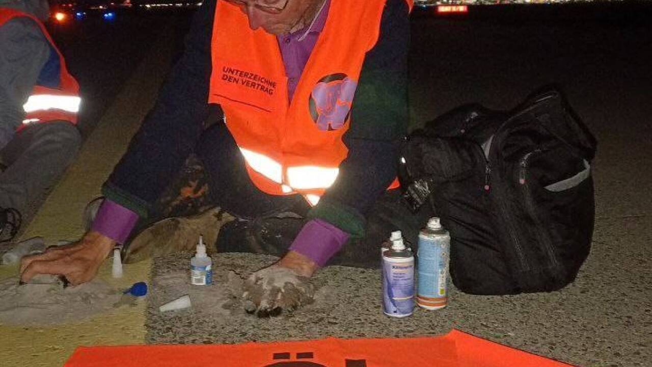 Einer der Aktivisten auf dem Rollfeld von Köln-Bonn. Einer der Aktivisten auf dem Rollfeld von Köln-Bonn.