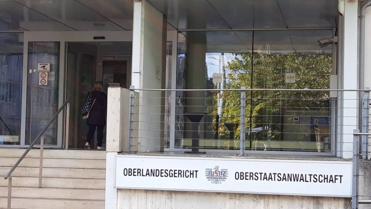 Ein Berufungssenat des Oberlandesgerichts Linz erhöhte die Strafen für drei Schlepper drastisch.  