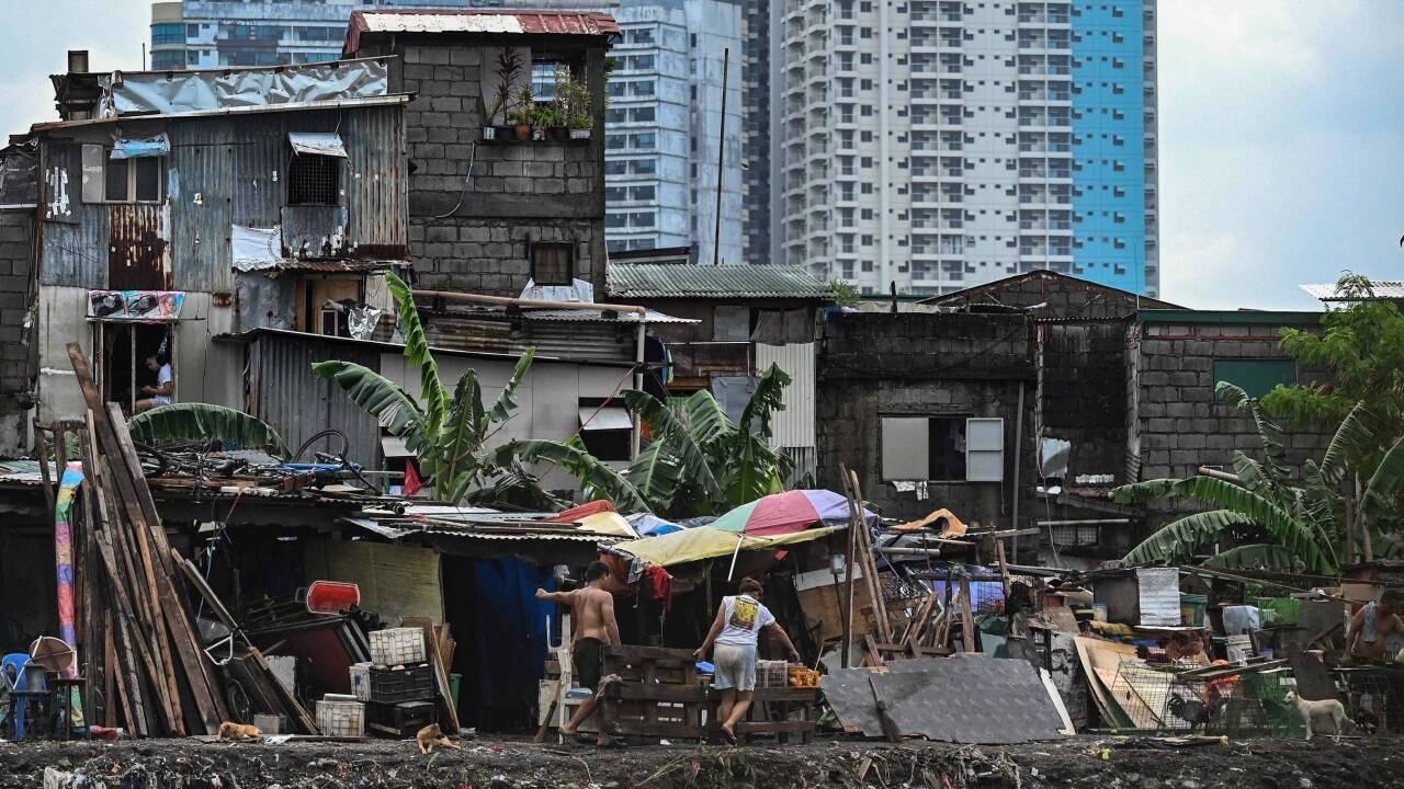 In Manila beseitigen die Menschen die Schäden. In Manila beseitigen die Menschen die Schäden.