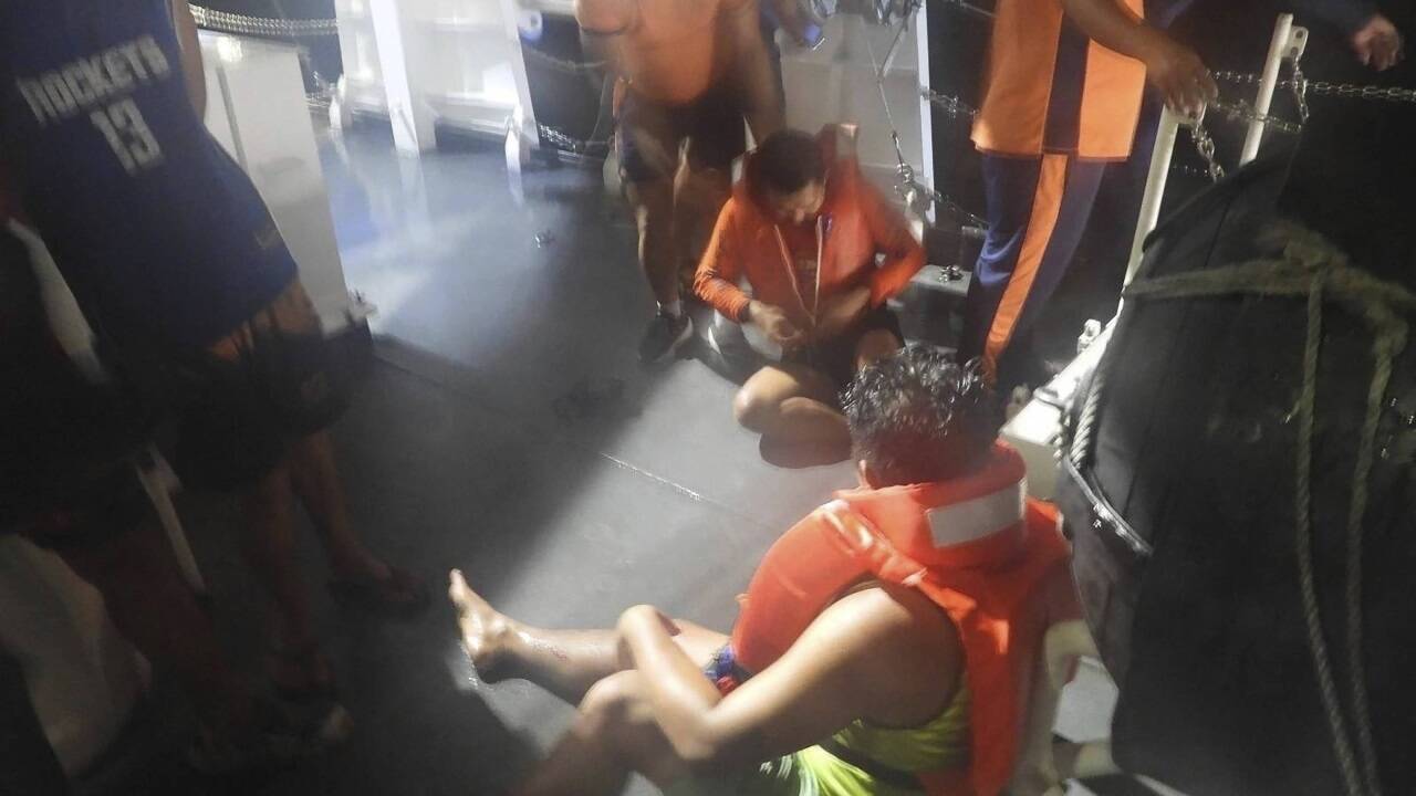 Gerettete Crewmitglieder des philippinischen Tankers Terra Nova. Gerettete Crewmitglieder des philippinischen Tankers Terra Nova.