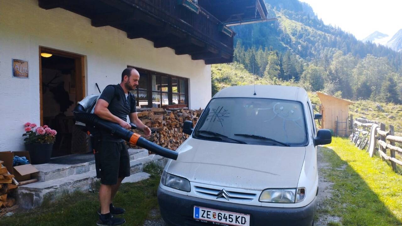 Hüttenwirt Gotthart Kaiser griff zum Laubbläser, um den Gesteinsstaub zu entfernen. 