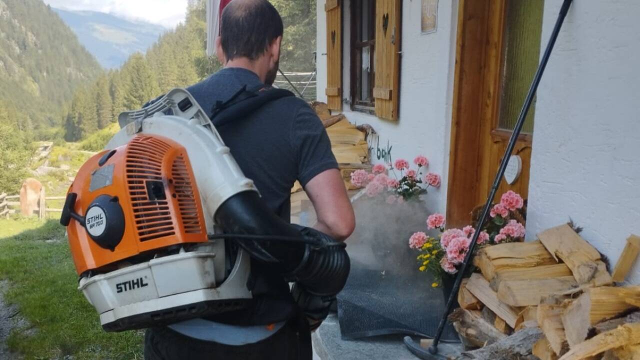 Hüttenwirt Gotthart Kaiser griff zum Laubbläser, um den Gesteinsstaub zu entfernen. 