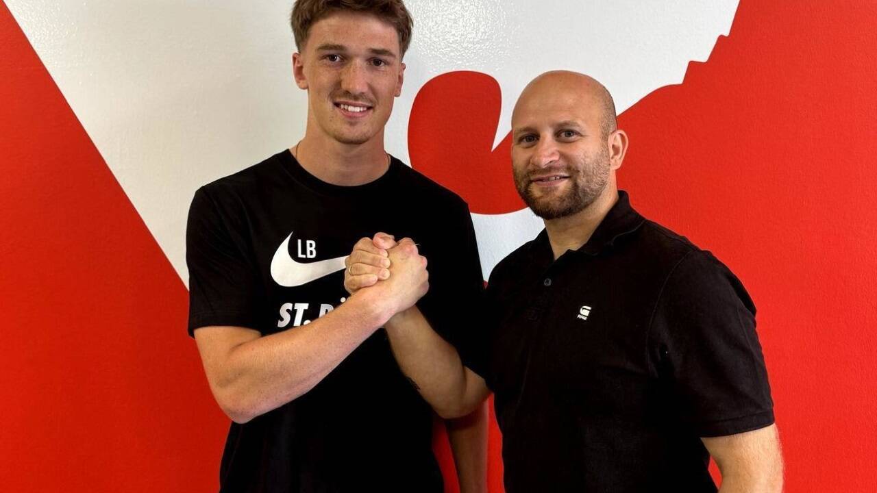 Lukas Buchegger (l.) mit seinem Berater Georg Lederer (More than Sport) kurz nach der Vertragsunterschrift in St. Pölten.  
