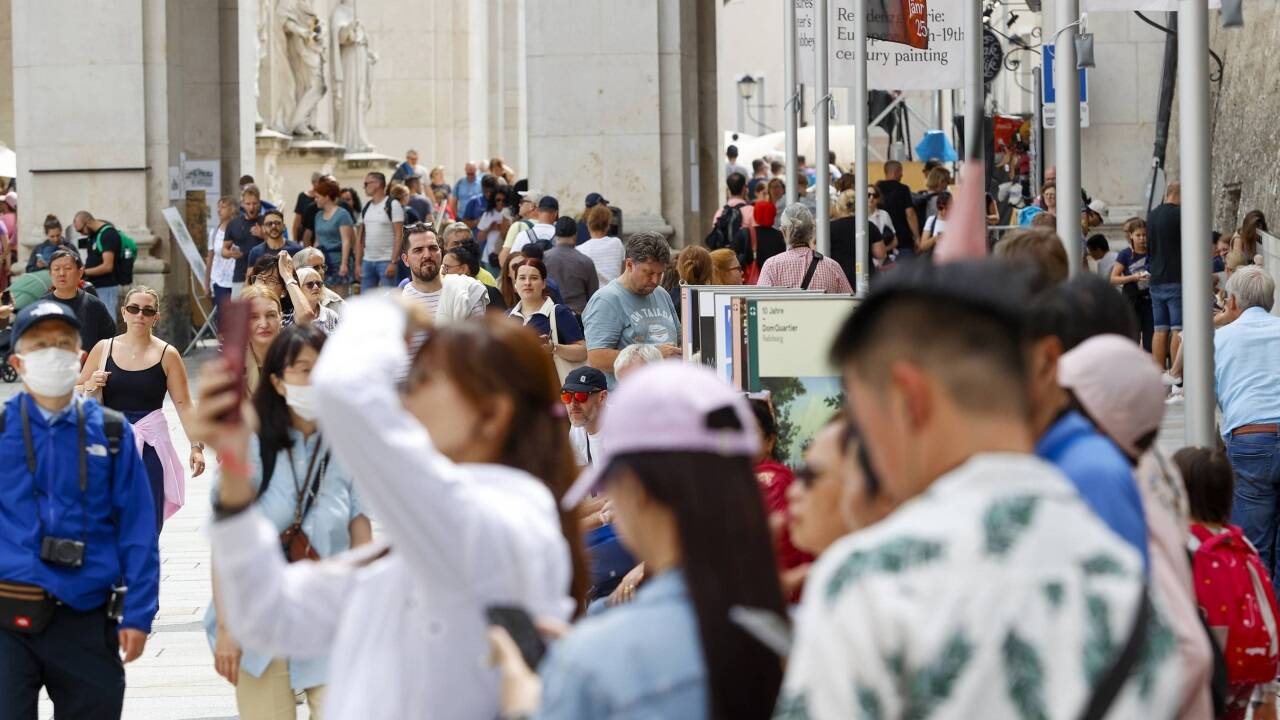 In der Salzburger Altstadt tummeln sich wieder scharenweise die Touristen. Boutiquenbesitzerin Tanja Eibl ist darüber nicht glücklich.  