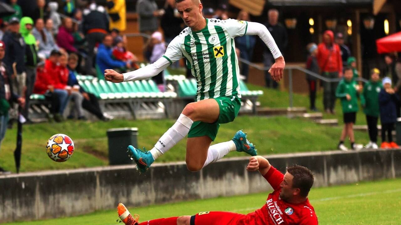 Nußdorfs Sebastian Götzinger (oben) schoss seinen Club gegen den Salzburg-Ligisten Grödig in Führung.  
