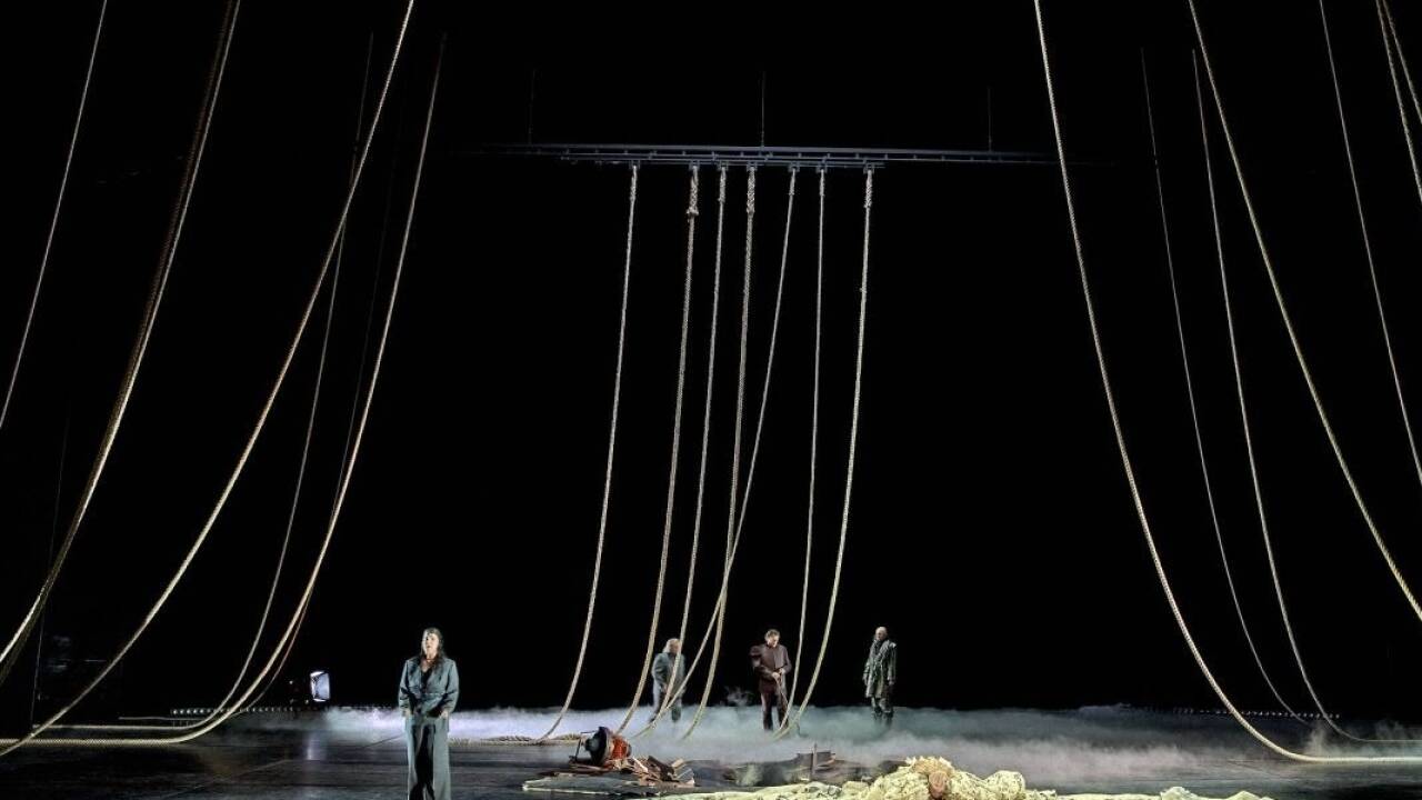 „Tristan und Isolde“, 1. Aufzug, vorn von links nach rechts: Christa Mayer (Brangäne), Camilla Nylund (Isolde), hinten von links nach rechts: Olafur Sigurdarson (Kurwenal), Andreas Schager (Tristan), Matthew Newlin (Junger Seemann). „Tristan und Isolde“, 1. Aufzug, vorn von links nach rechts: Christa Mayer (Brangäne), Camilla Nylund (Isolde), hinten von links nach rechts: Olafur Sigurdarson (Kurwenal), Andreas Schager (Tristan), Matthew Newlin (Junger Seemann).