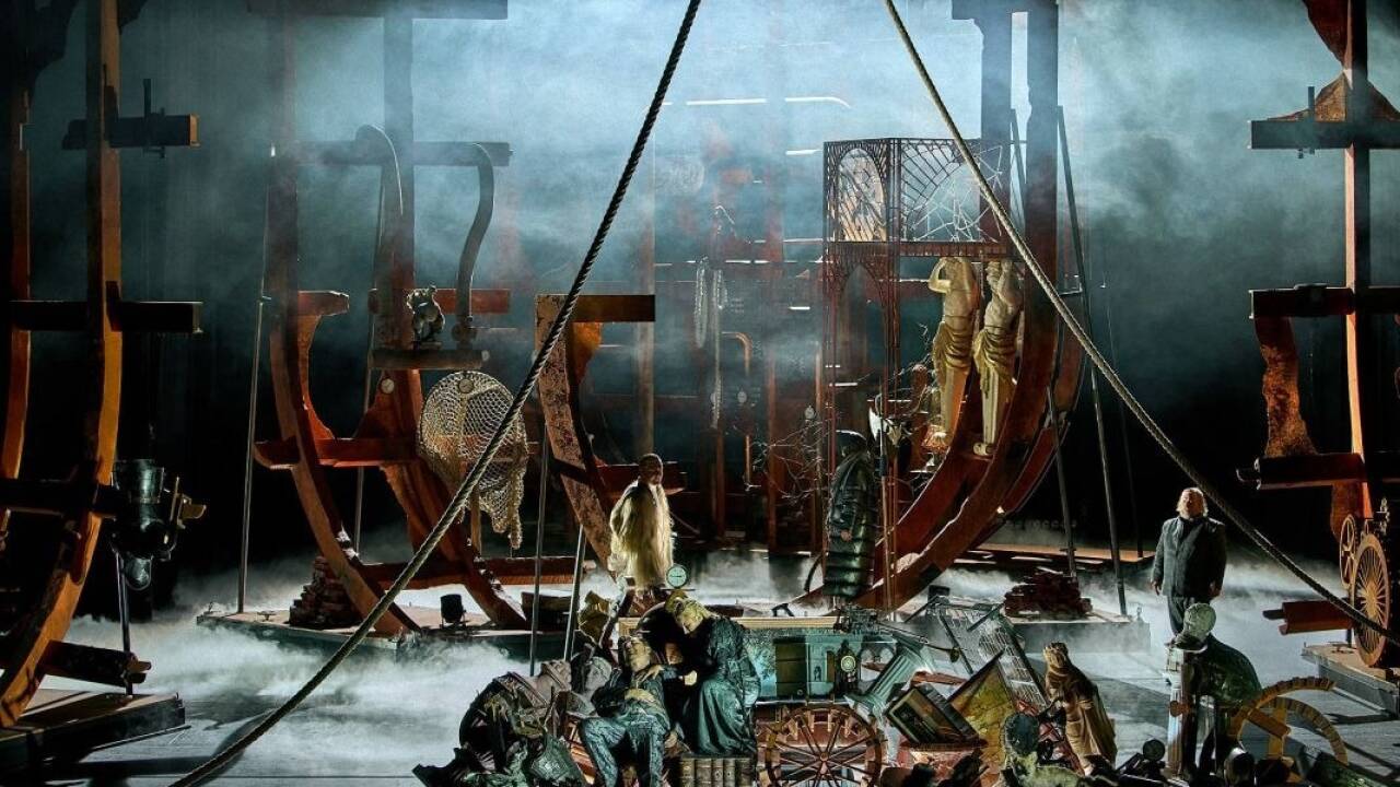 „Tristan und Isolde“, 3. Aufzug, vorn: Andreas Schager (Tristan), Camilla Nylund (Isolde), hinten von links nach rechts: Daniel Jenz (Ein Hirt), Lawson Anderson (Ein Steuermann), Olafur Sigurdarson (Kurwenal). „Tristan und Isolde“, 3. Aufzug, vorn: Andreas Schager (Tristan), Camilla Nylund (Isolde), hinten von links nach rechts: Daniel Jenz (Ein Hirt), Lawson Anderson (Ein Steuermann), Olafur Sigurdarson (Kurwenal).
