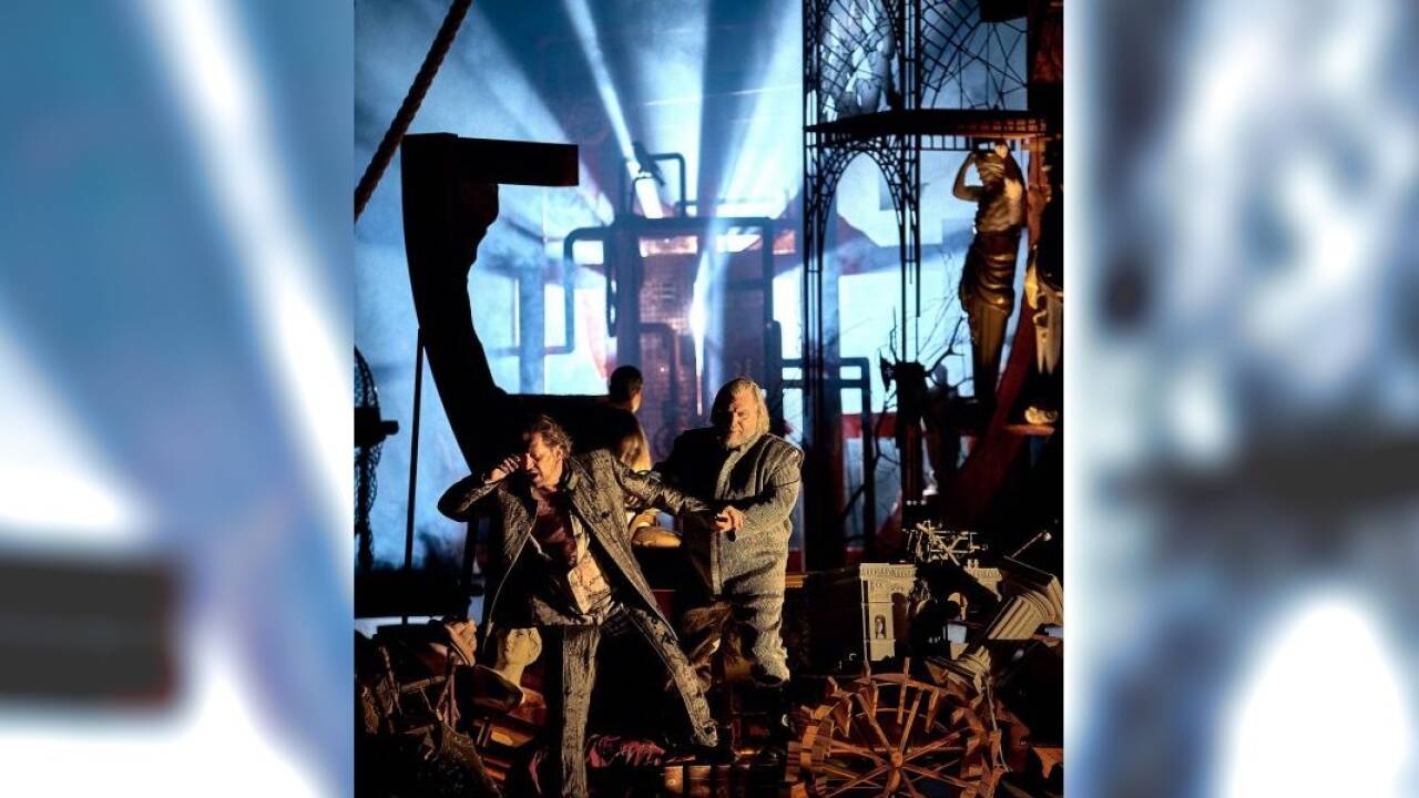 „Tristan und Isolde“, 3. Aufzug: Andreas Schager (Tristan), Olafur Sigurdarson (Kurwenal), Daniel Jenz (Ein Hirt). „Tristan und Isolde“, 3. Aufzug: Andreas Schager (Tristan), Olafur Sigurdarson (Kurwenal), Daniel Jenz (Ein Hirt).