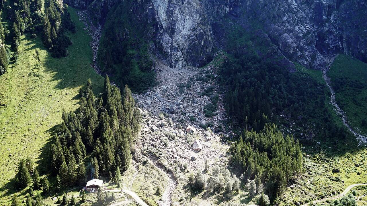 Ohne Staubwolke: Die Stockeralm und der daneben befindliche Schuttkegel. 