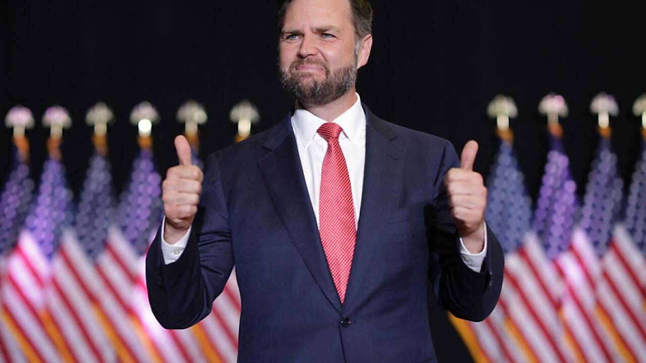 J.D. Vance stellt sich heute vorbehaltlos vor die US-Fahne 