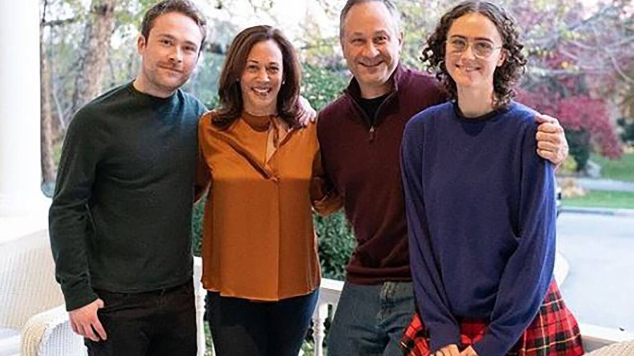 Kamala Harris mit ihrem Mann Doug Emhoff. Cole (29) und Ella Emhoff (25) stammen aus Dougs erster Ehe. Ella sprang ihrer Stiefmutter nach der Attacke bei: „Wie kann man kinderlos sein, wenn man so süße Kinder hat wie Cole und mich?“, fragte sie auf Instagram. Dazu stellte Ella Emhoff ein Zitat ihrer Mutter Kerstin Emhoff, die Harris als „liebendes, fürsorgliches, scharf beschützendes und immer anwesendes“ Co-Elternteil bezeichnet hat. 'Ich liebe meine drei Eltern', schrieb die 25-Jährige. 