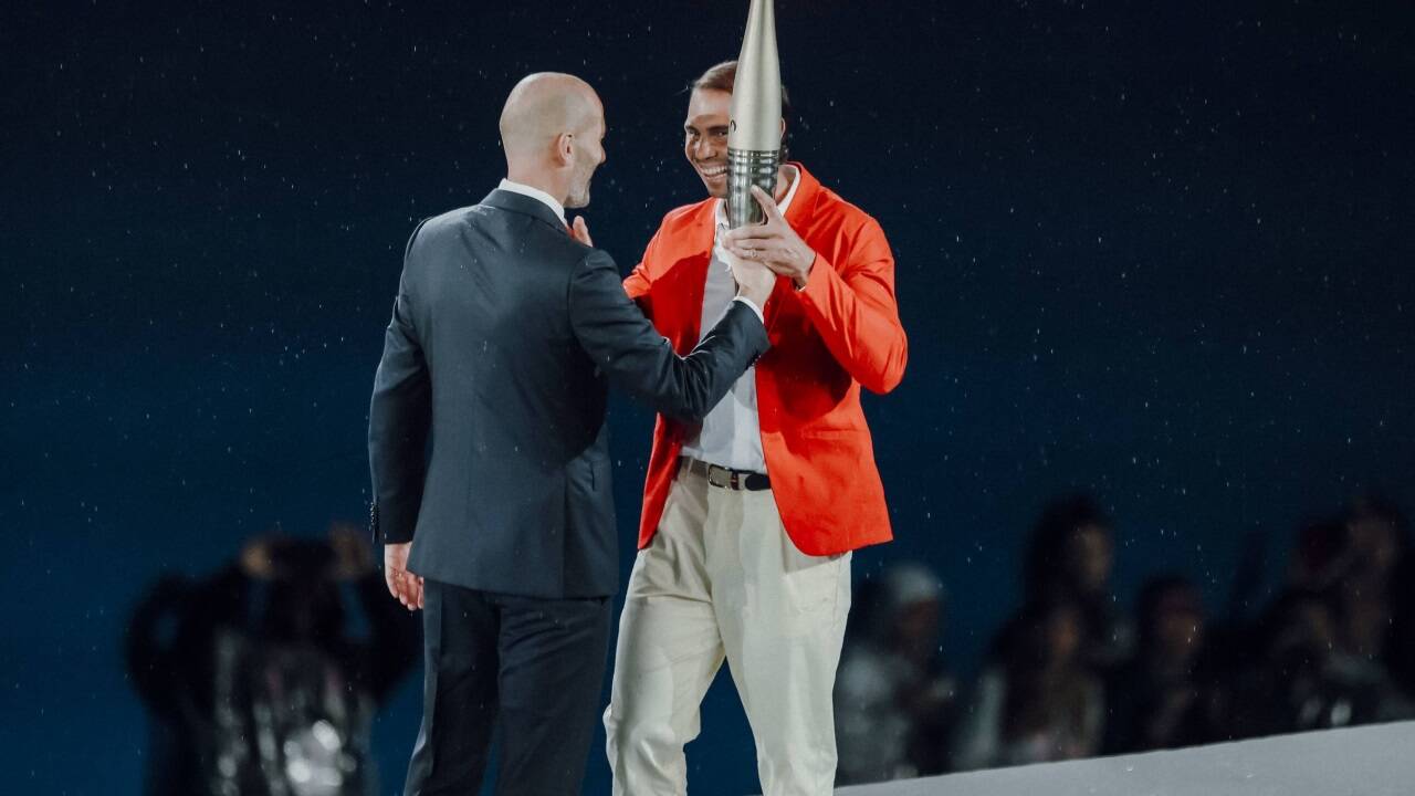 Fackelübergabe von Zinedine Zidane zu Rafael Nadal. 