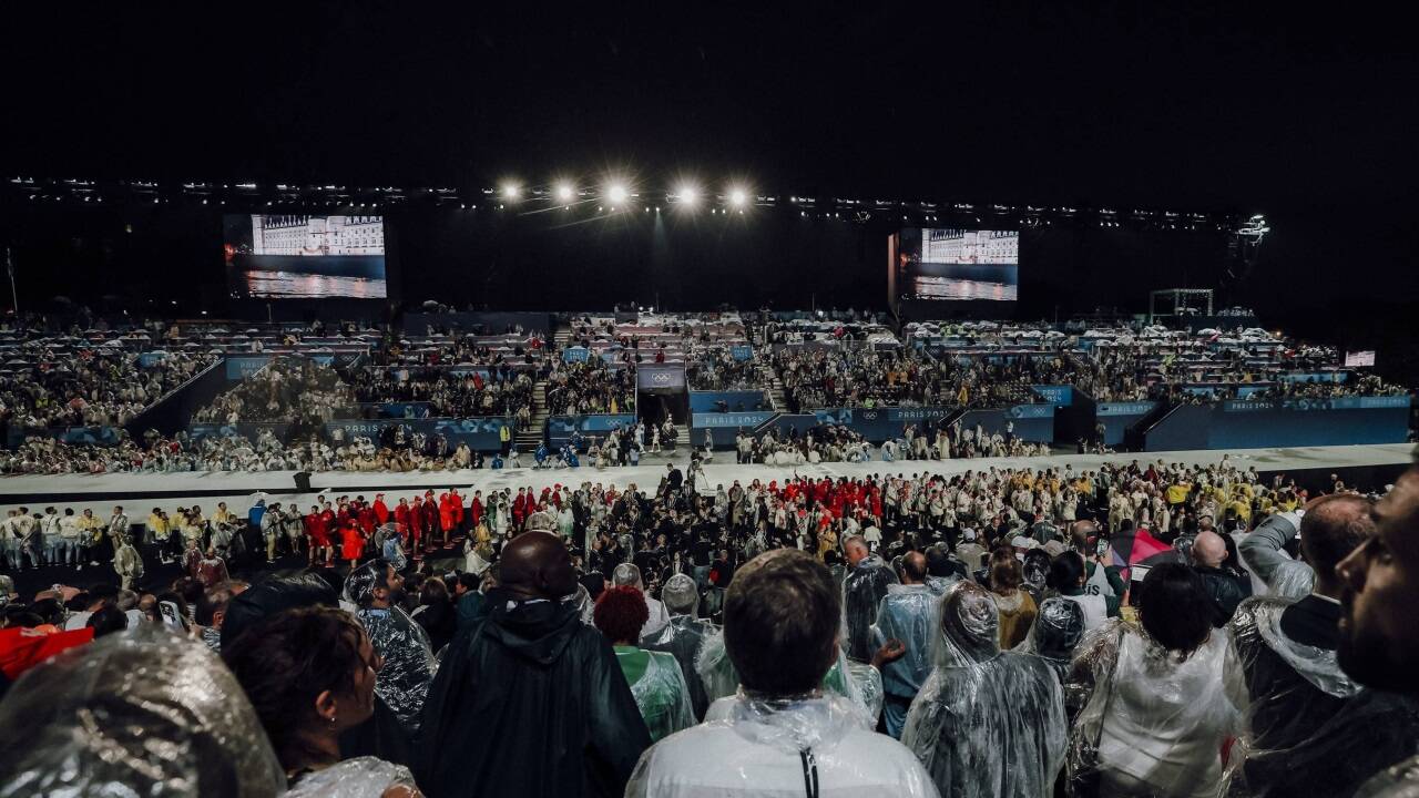 Beste Stimmung trotz Regens rund um das Stadion beim Eiffelturm. 