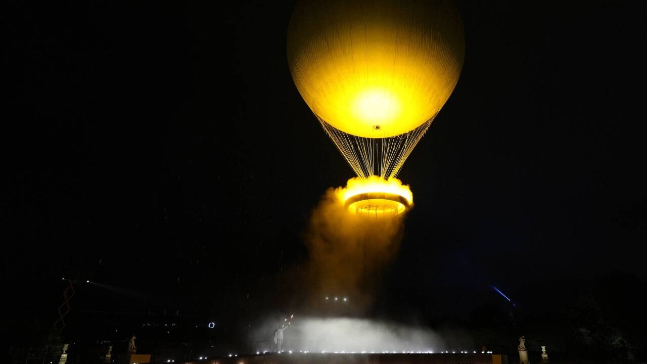 Bewegende Momente am Ende der vierstündigen Eröffnungsfeier mit viel Licht. 