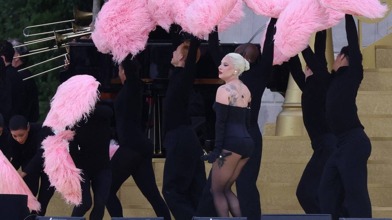 Lada Gaga eröffnete den Reigen der Superstars. Am Ende sang Celine Dion viel umjubelt einen Chanson von Edith Piaf. 