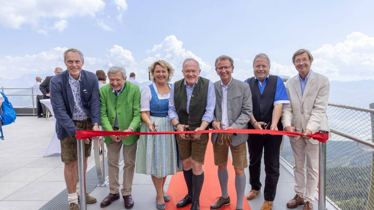  Hannes Mayer, Heinrich Spängler, Gertraud Salzmann, Erich Egger, Andreas Wimmreuter, Franz Hörl und Andreas Schmid bei der festlichen Eröffnung. 