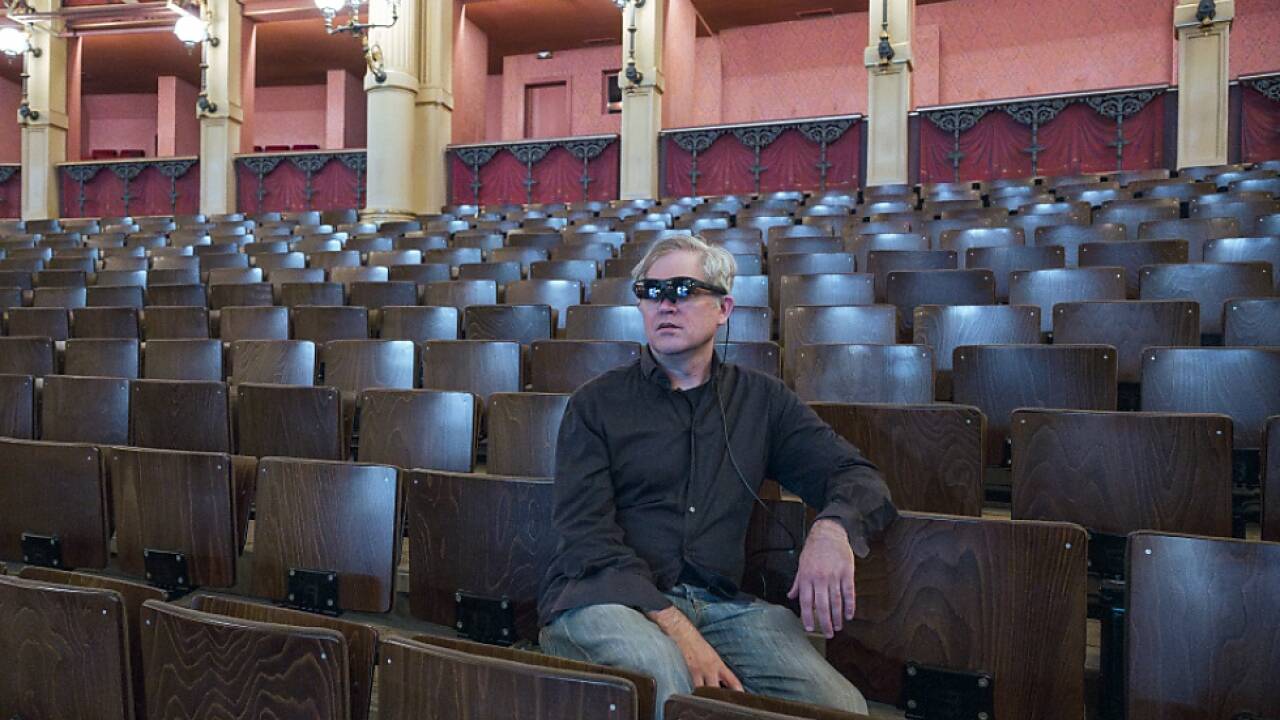 Regisseur Jay Scheib testet eine AR-Brille 