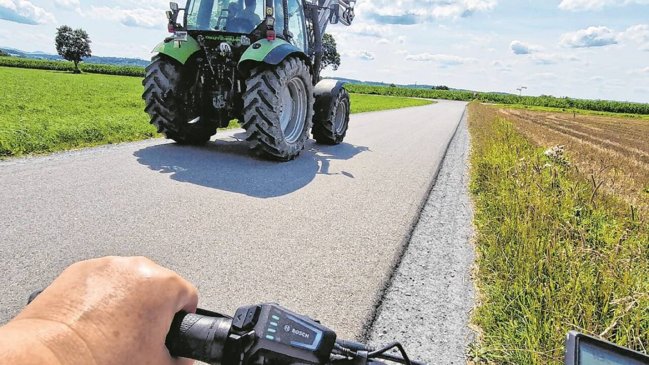 Wenn sowohl Rad- als auch Traktorfahrer Rücksicht nehmen, dann lässt sich auch auf den Landstraßen der vorgeschriebene Abstand einhalten.  