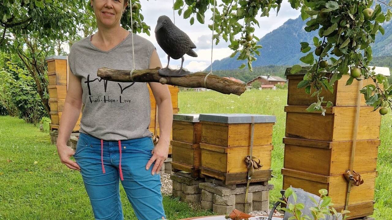 Tochter Alexandra Baumgartner schuf eine Tränke für ihre Bienen  Tochter Alexandra Baumgartner schuf eine Tränke für ihre Bienen