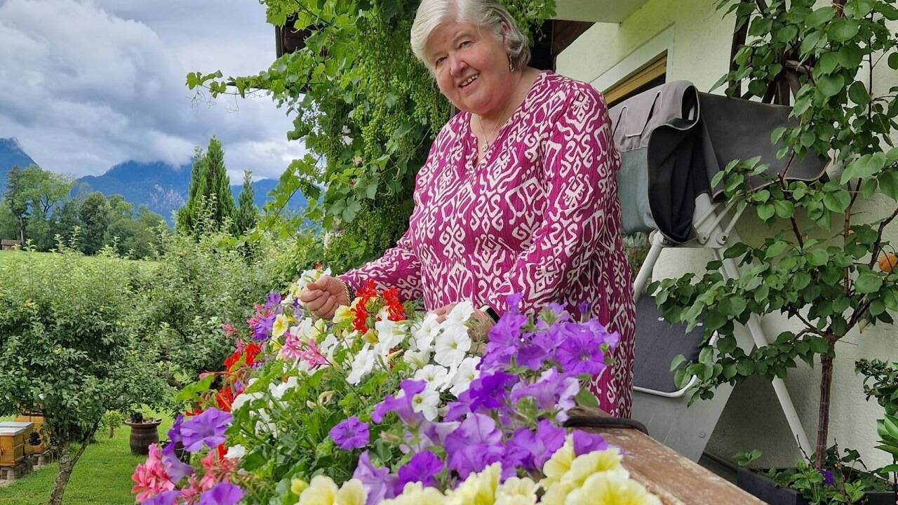 Christine Auer ist stolz auf ihren Balkonschmuck.   Christine Auer ist stolz auf ihren Balkonschmuck.