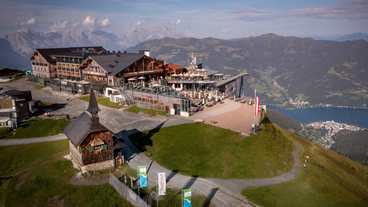 Das Berghotel mit der Bergstation der Schmittenhöhebahn und der Plattform. 