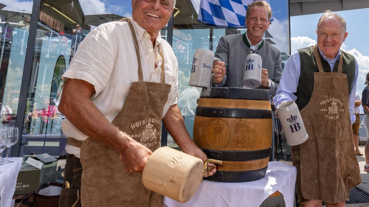 Bieranstich bei der Eröffnungsfeier. 