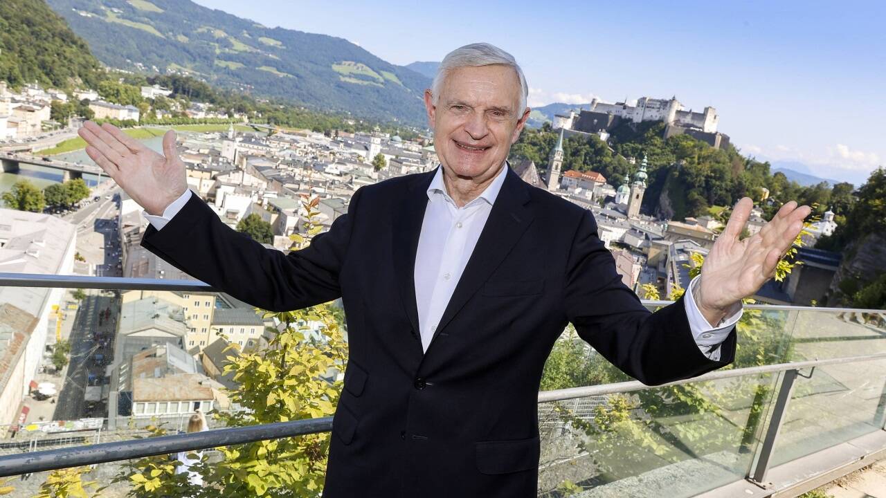 Benimm-Experte und Tanzschulbesitzer Thomas Schäfer-Elmayer weilt derzeit als Festspielgast in Salzburg. Thema Dresscode: Hochkultur erfordere festliche Kleidung. Die Lederne gehört nicht dazu. 