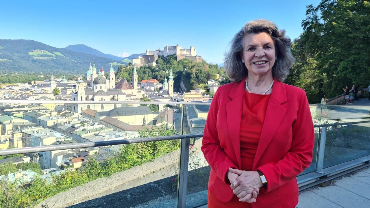 Christine Zach und ihr Mann Thomas Schäfer-Elmayer sind seit drei Jahrzehnten Stammgäste der Salzburger Festspiele. Christine Zach hält ebenfalls Benimmseminare und gibt Einzelcoachings.  