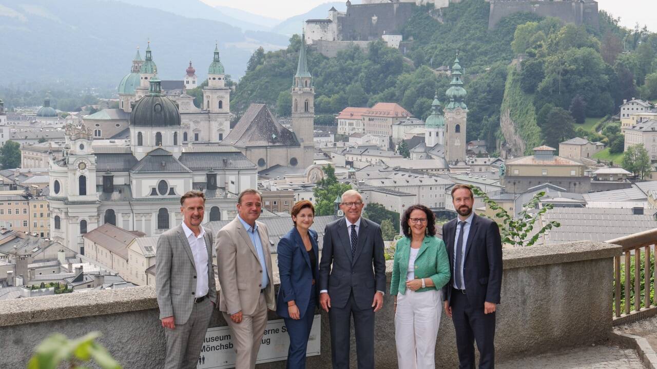 Auf die Salzburger Landesregierung wartet keine Nulllohnrunde. Im Bild: Landesrat Martin Zauner (FPÖ), Landesrat Christian Pewny (FPÖ), Landeshauptmann Stellvertreterin Marlene Svazek (FPÖ), Landeshauptmann Wilfried Haslauer (ÖVP), Landesrätin Daniela Gutschi (ÖVP), Landeshauptmann-Stellvertreter Stefan Schnöll (ÖVP).  