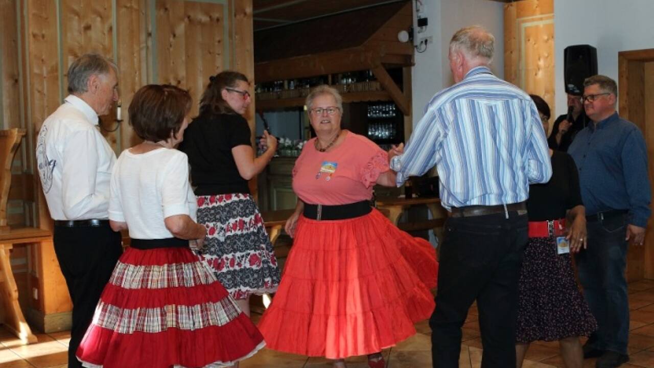 Beim Squaredance gibt es keinen Wettbewerb, die Freude am Tanzen in der Gemeinschaft steht im Mittelpunkt.  Beim Squaredance gibt es keinen Wettbewerb, die Freude am Tanzen in der Gemeinschaft steht im Mittelpunkt.